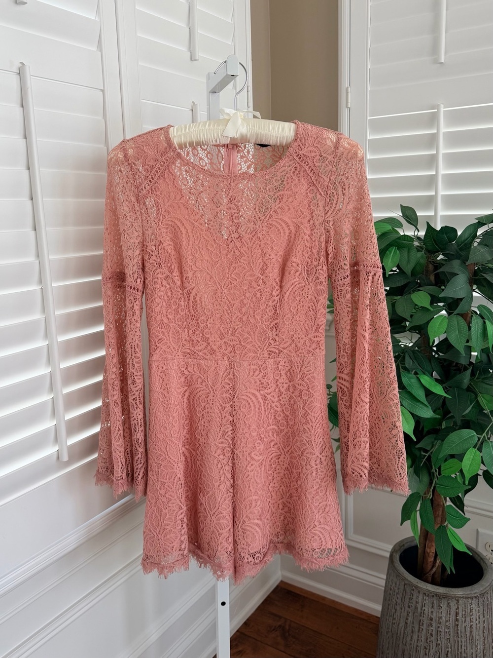 bebe Lace Up Flutter Sleeve Romper in Blush Size 6